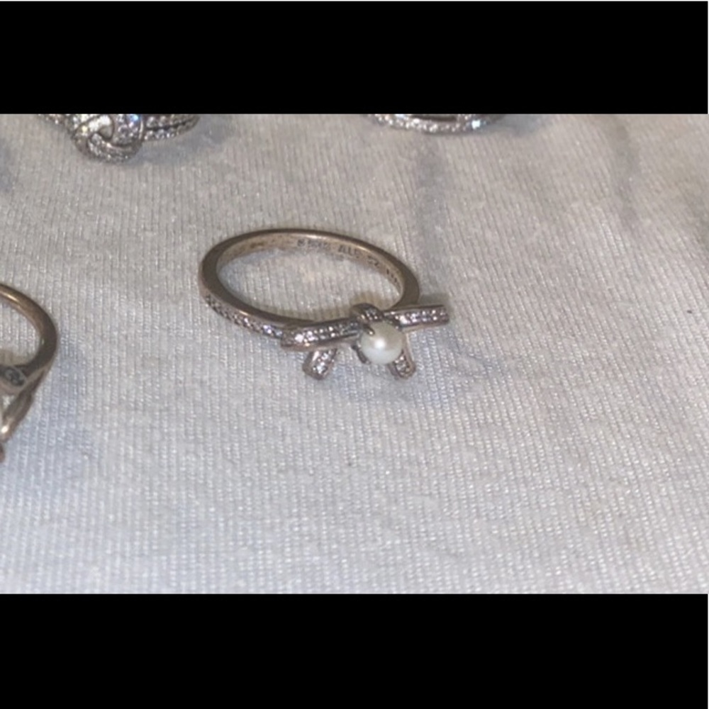 Pandora ring. Bow with pearl